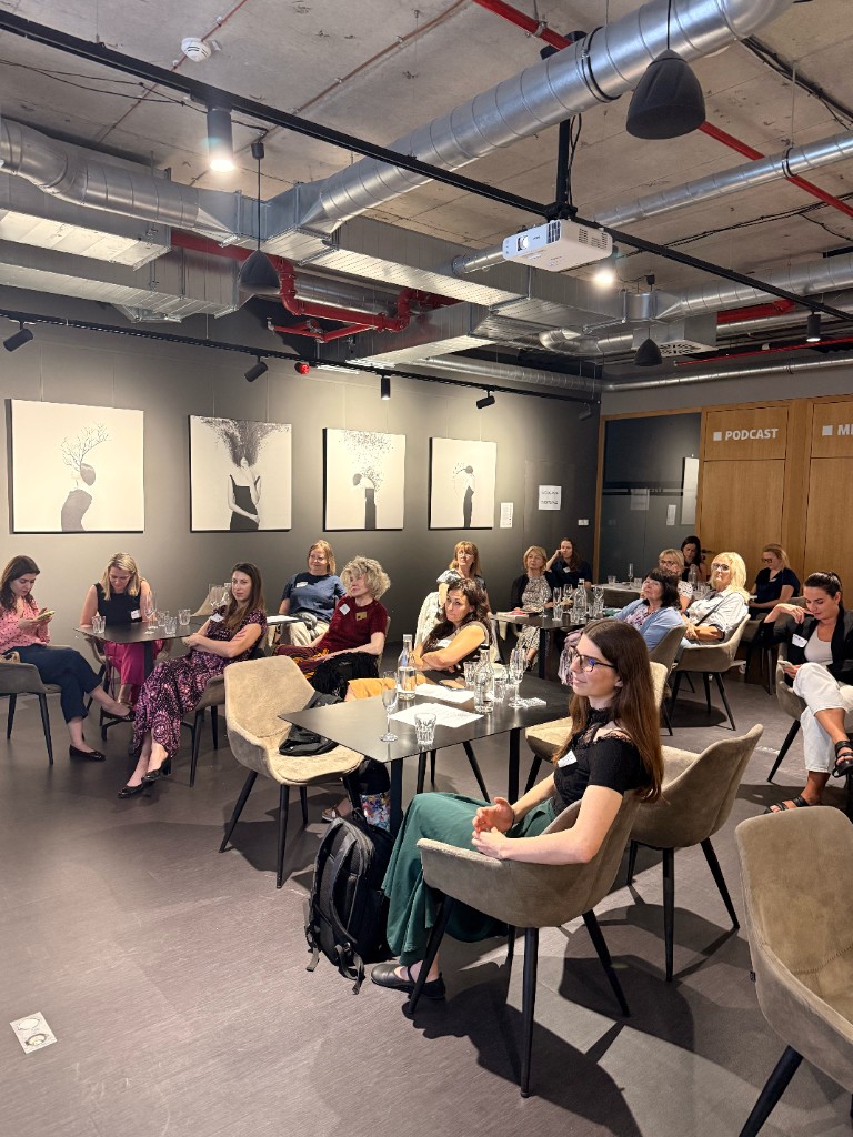 AI Ladies Night — účastnice u stolů